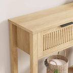 Tavolo Consolle Scanalato da 43" con 2 Cassetti Color Legno Chiaro, Tavolo da Divano in Legno a 2 Ripiani per Ingresso
